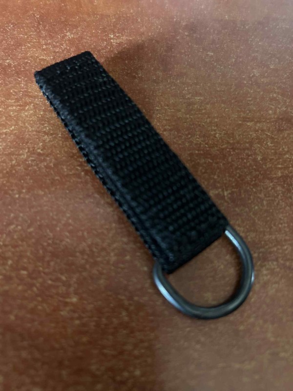 Y málhatartó rögzítő